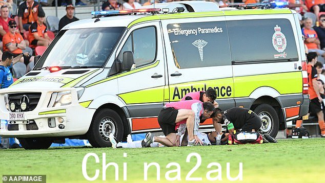 防守者头上包扎好并同意恢复行动,但当他站起来时情况变得更糟