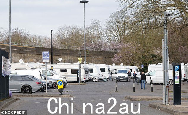 他们在这个周末在温莎的停车场搭建了一个临时营地