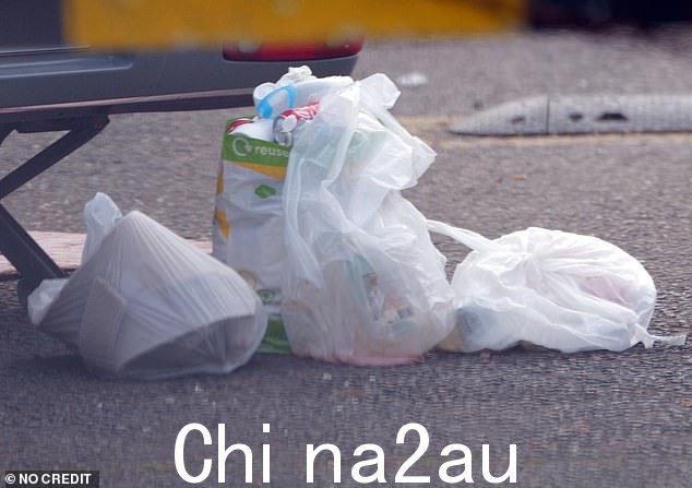 旅行者在停车场安营扎寨后,看到成袋的垃圾散落在地上