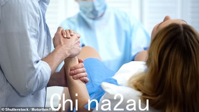 位于哈洛的亚历山德拉公主医院和位于埃塞克斯的巴西尔登大学医院是最近停止使用称为 Ent 的止痛气体的一些妇女的医院之一onox, during childbirth (stock image)
