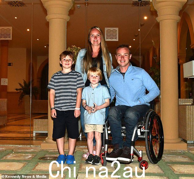 这位有两个孩子的父亲与家人合影,他说飞机团队已向他保证已安排了援助,但他发现到达大厅没有合适的交通工具