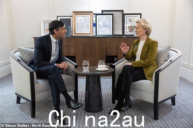 当他昨晚向下议院提交协议时,没有保守党议员直接批评该协议