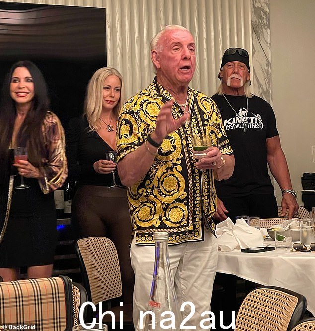 节日:两人在法国小酒馆 Boulon Brasserie 庆祝朋友 Rick Flair 74 岁生日