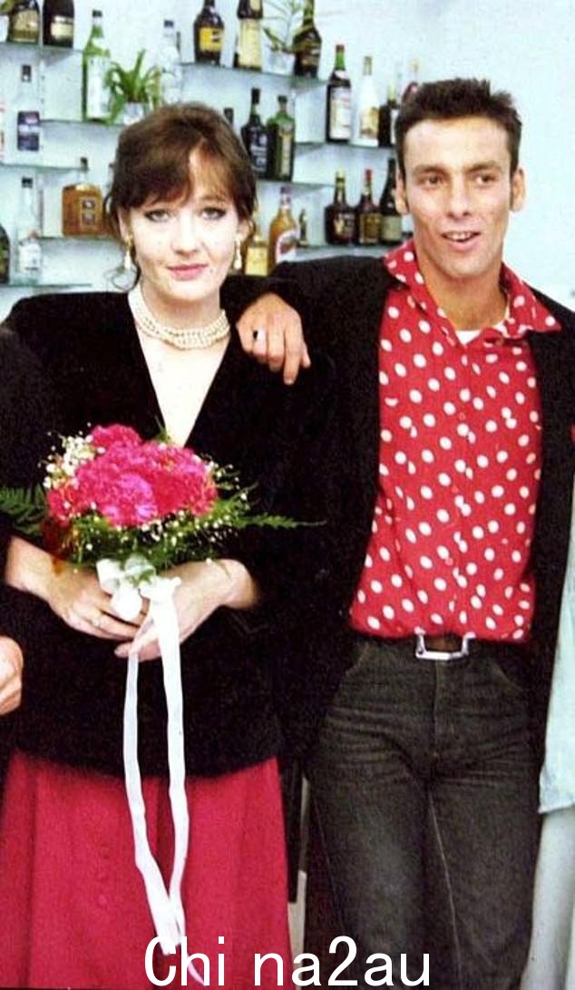 罗琳女士于 1992 年在葡萄牙的一家酒吧与阿兰特斯先生结婚后与他结婚,她在母亲去世后搬到了那里当老师