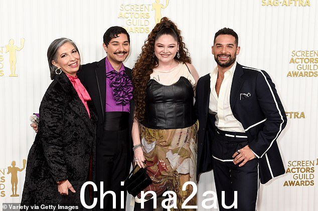 最美好的祝愿:Jean 的联合主演 Rose Abdoo、Mark Indelicato、Meg Stalter 和 Johnny Sibilly 向 Jean 周日从 SAG 红地毯上早日康复致以最良好的祝愿