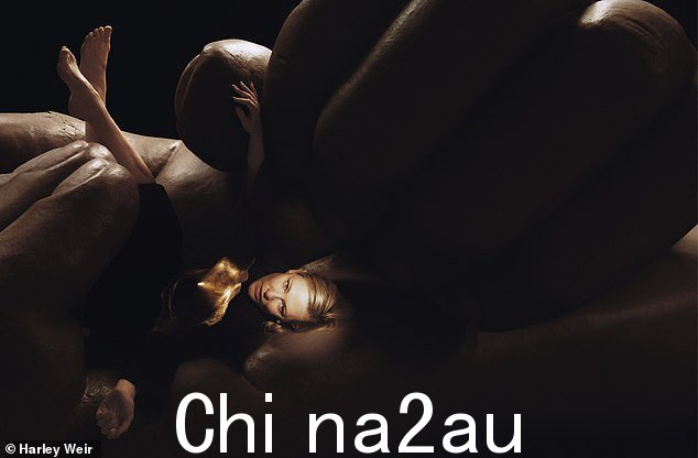 在她的手掌中:Cate 躺在巨大的手掌中