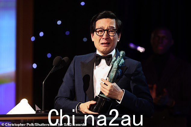 感慨:51岁的全可辉感慨泪流满面,成为美国演员工会奖首位亚裔男影奖得主