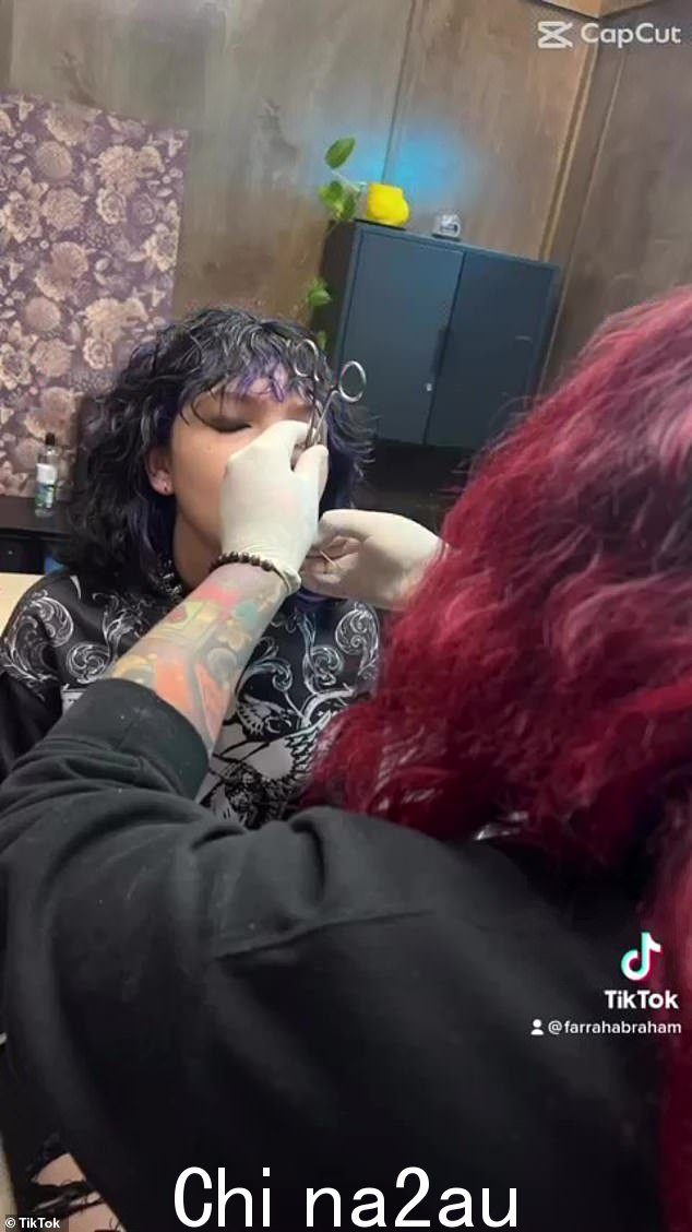 表示她的支持!与此同时,亚伯拉罕也在评论部分附和了她自己对索菲亚的滔滔不绝的评论:'14 岁生日快乐,太棒了!爱你!去东京'