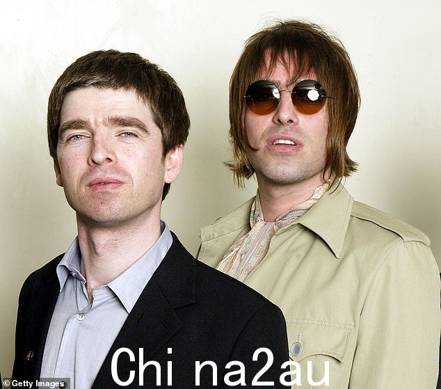 耶! Noel Gallagher 在一部名为 Out Of The Now 的纪录片中发表讲话时引发了更多关于绿洲重聚的谣言,该纪录片记录了他在绿洲的过去(2003 年与 Liam 合影)