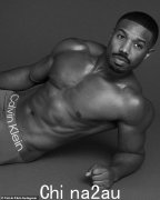 迈克尔·B·乔丹 (Michael B. Jordan) 在 Calvin Klein 的新广告中展示了他雕塑般的身材，惊得目瞪口呆