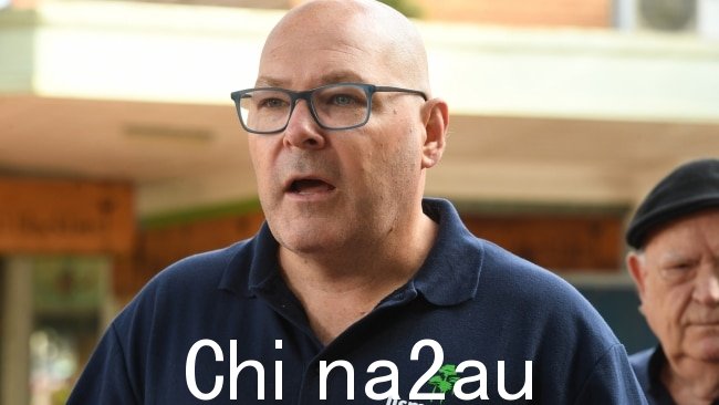 利斯莫尔市市长 Steve Krieg 在澳大利亚天空新闻台上质疑为什么对北部河流地区的支持没有通过“a快多了”,成千上万的人仍在挣扎。图片:Cath Piltz