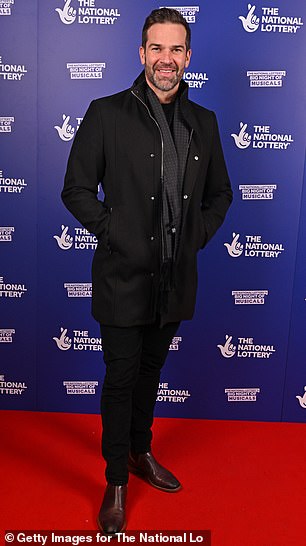 看起来不错:BBC 早间直播主持人 Gethin Jones,45 岁,他选择的套装非常适合休闲装