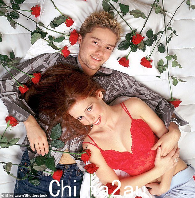 这只是开始f 对 Ben 来说是一段戏剧性的时光(与 Amy 合影)。他继续被指控在巴巴多斯强奸了一名 16 岁的女孩,然后才被无罪释放
