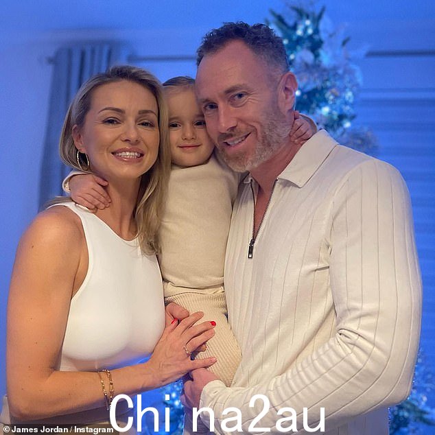 病情:根据 NHS,Ella 被诊断出患有胶耳,即耳道中空部分充满液体,这会导致暂时性听力损失
