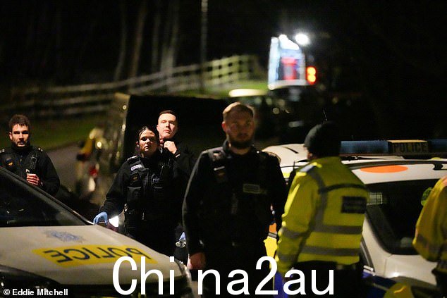 大都会警察局表示,在一名公众报告的目击事件后发现了这对夫妇的孩子后,警方正在布莱顿紧急寻找这对夫妇的孩子