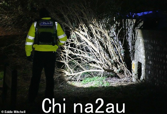 一名官员在康斯坦斯马丁和马克戈登被捕后搜索灌木丛,他们已经露宿街头并乘坐出租车在英国旅行了六个星期
