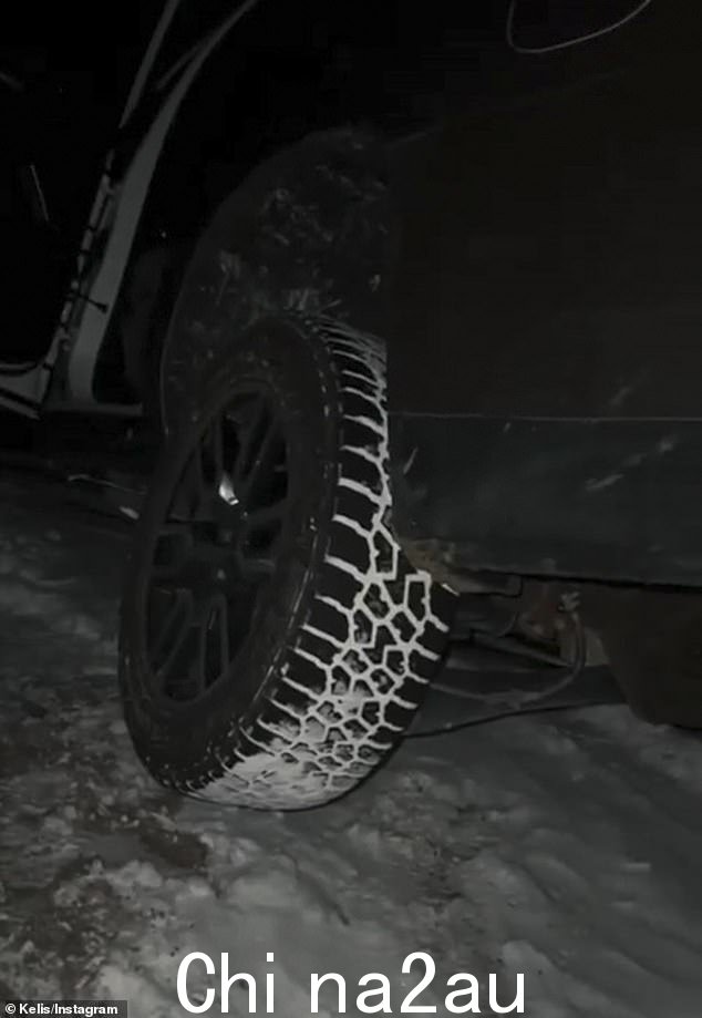 这位歌手展示了她的 SUV 轮胎是如何在寒冷的条件下被雪结块的