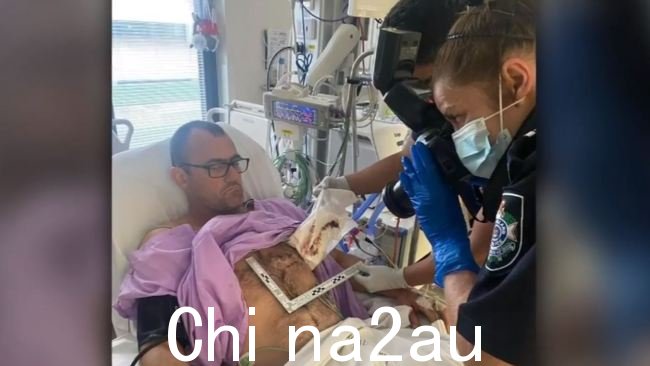 “昆士兰的父亲受了一个很大的伤口,从他的腹部上方一直延伸到他的左胸甲下方。图片:九。”