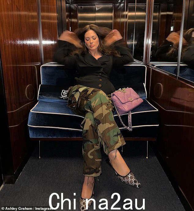发表声明:格雷厄姆坐在豪华电梯内的蓝色天鹅绒座椅上时也停下来快速拍了拍or