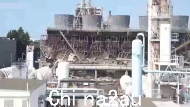 新南威尔士州消防救援队在周二发生重大火灾事件后撤回了之前的疏散命令并对悉尼东郊的一家化工厂造成破坏。图片:FRNSW