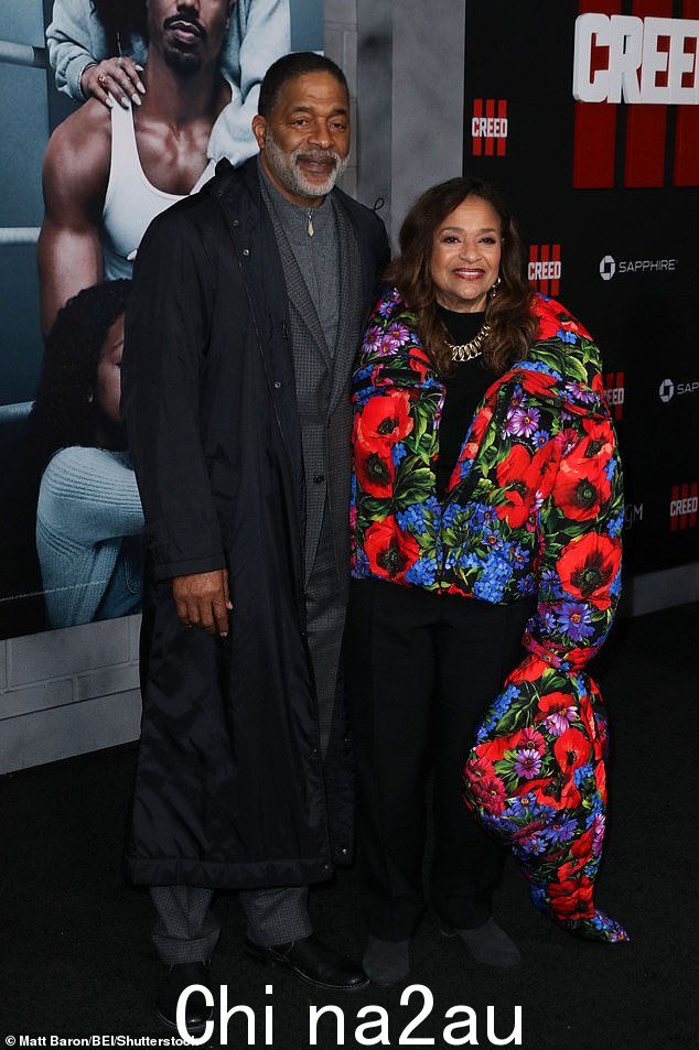 持久的一对:前职业篮球明星诺姆·尼克松 (Norm Nixon) 穿着经典的灰色西装,下搭一件浅色衬衫eath 和他的妻子 Debbie Allen(他于 1984 年结婚)也出席了会议并紧贴在他身边