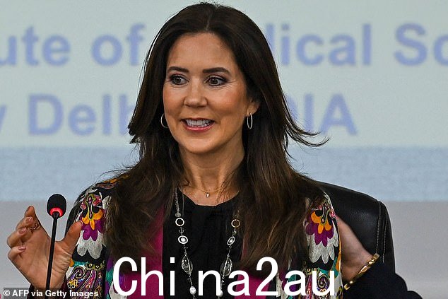 玛丽厕所身着剪裁考究的黑色上衣和裤子,在这个场合显得魅力四射。她穿着一件带有抽象设计和深红色翻领的彩色外套完成了她的造型