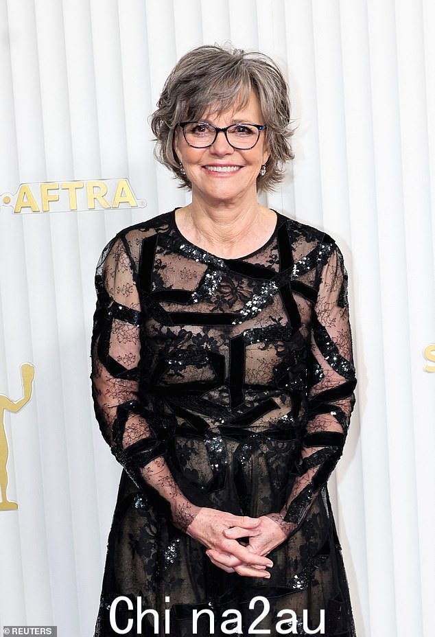 悲剧:Sally Field 反思了与已故的罗宾威廉姆斯合作拍摄 1993 年票房轰动的《怀疑夫人》,并透露她“讨厌”他不在了(周日上图)
