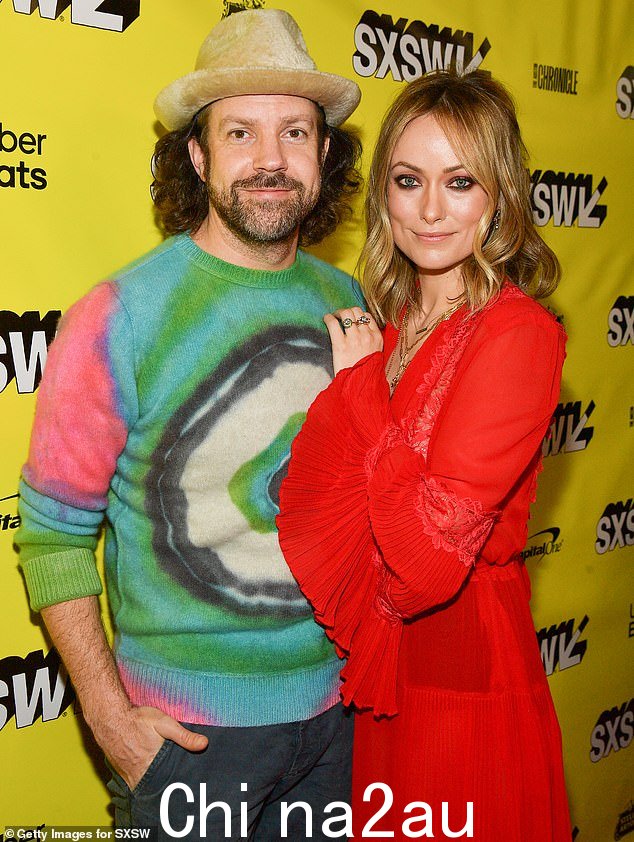 倒退:Olivia 与 Harry 的恋情伴随着她与前未婚夫 Jason Sudeikis 对孩子的监护权争夺战; Jason 和 Olivia 出现在 201