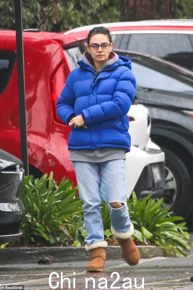 忙碌的女士:Mila Kunis 在洛杉矶休闲郊游,选择蓝色夹克、牛仔裤和毛茸茸的靴子