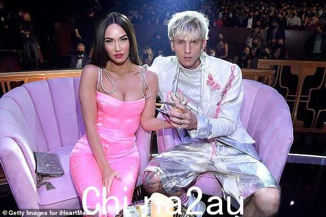 过山车:Megan Fox 和未婚夫 Machine Gun Kelly 正试图通过 Zoom 上的每日夫妻治疗来挽救他们的浪漫,第六页报道(如图 2021 年 5 月)