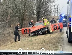 用于 Hazzard 公爵电视节目的 Vintage Dodge Charger 在超速时坠毁