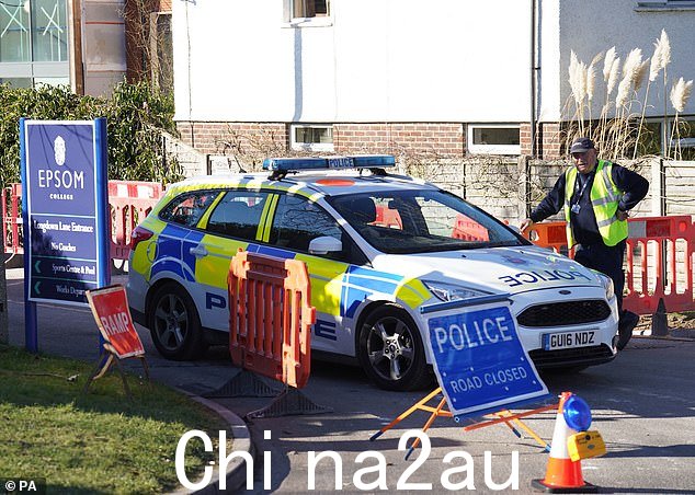 2 月 5 日三人死亡后萨里 Epsom 学院外的一辆警车