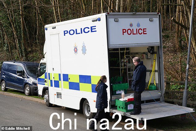 今天布莱顿附近林地附近一辆装满搜索设备的货车