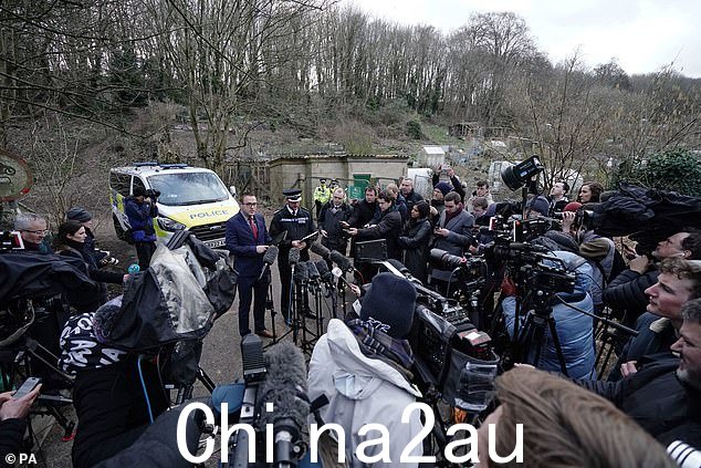 探长 Lewis Basford(左)和探长 James Collis 在西萨塞克斯郡 Roedale Valley Allotments 外对媒体发表讲话,那里正在进行紧急搜索行动,以寻找 Constance Marten 失踪的婴儿