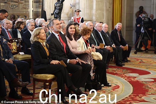 莱蒂齐亚和她的丈夫 55 岁的国王费利佩六世在主持会议时蜷缩在一起文化展示