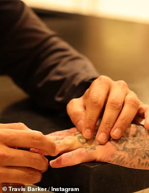 回到原位:47 岁的罗克·特拉维斯与 43 岁的考特尼·卡戴珊结了婚,本月早些时候,他在与乐队一起为“All The Small Things”即将举行的重聚巡演排练时弄伤了手指