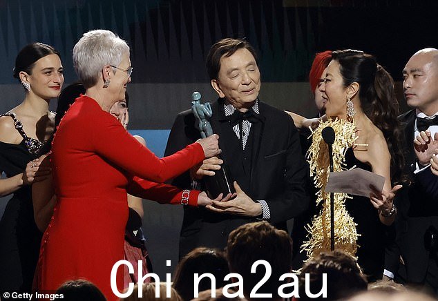 关于时间:当杨紫琼介绍她的搭档时,她指出她一直在演戏'因为只有 49 个州'并且刚刚满 94 岁,这位功夫演员获得了全场起立鼓掌
