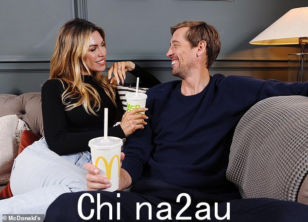 搞笑:Abbey Clancy 和 Peter Crouch 坐下来排练他们的台词,在一个搞笑的片段中排练麦当劳的广告