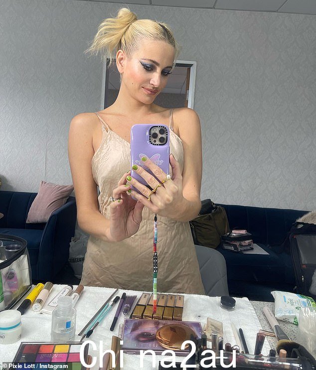 看起来不错:Pixie Lott 穿着奶油色衬裙看起来很时尚星期二她华丽的打扮和醒目的妆容