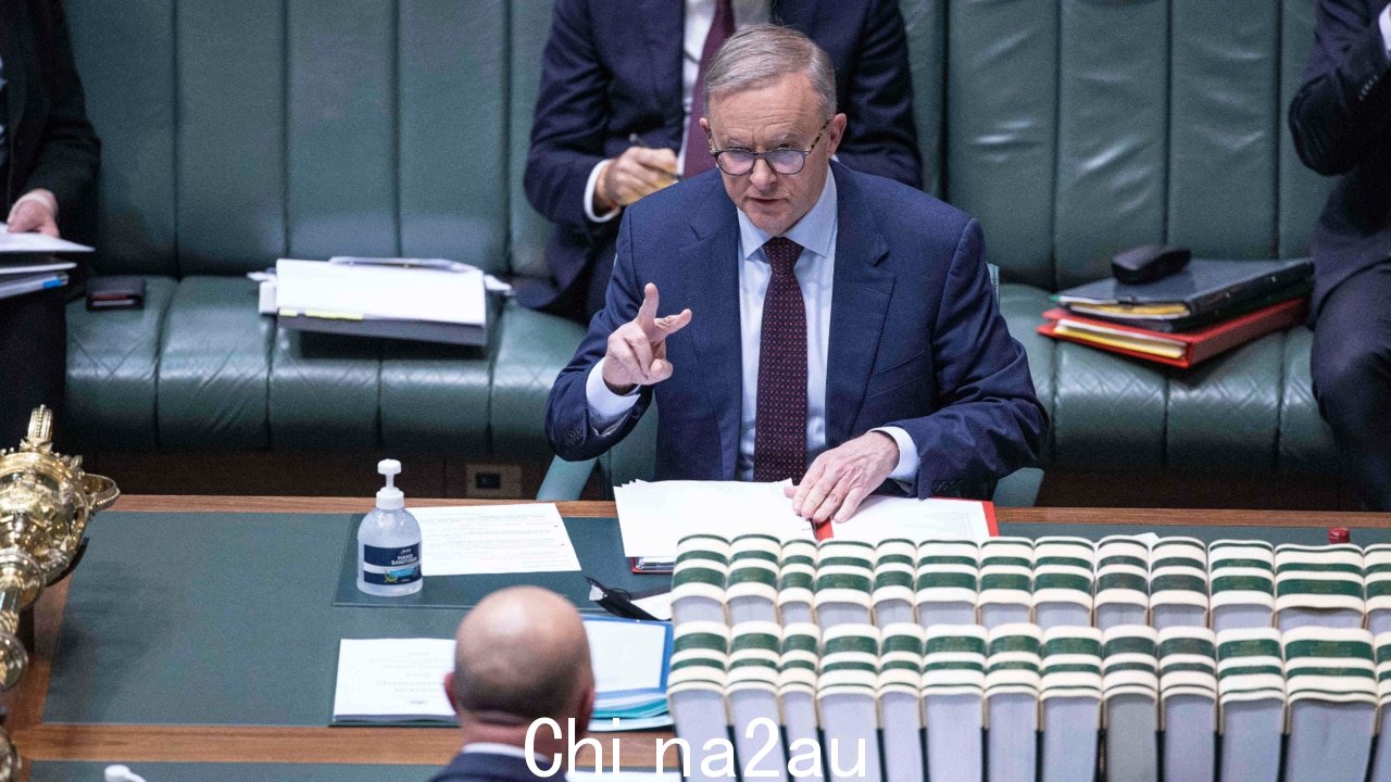 '受到攻击':工党“追赶”澳大利亚人的养老金” /><p>如果联盟党在下次选举中赢得政府,彼得·达顿 (Peter Dutton) 已承诺废除工党最近提出的退休金改革建议。</p><p>工党周二宣布2025-26 年价值超过 300 万美元的超级基金将无法享受慷慨的收益税收优惠。</p><p>这些基金的收益将比现有水平征税两倍,即 30%政府表示将产生约 20 亿美元。</p><p>虽然要到下一次选举后才会生效,但它将在 5 月的预算案中引入,然后在本届议会任期内立法。</p><img class =