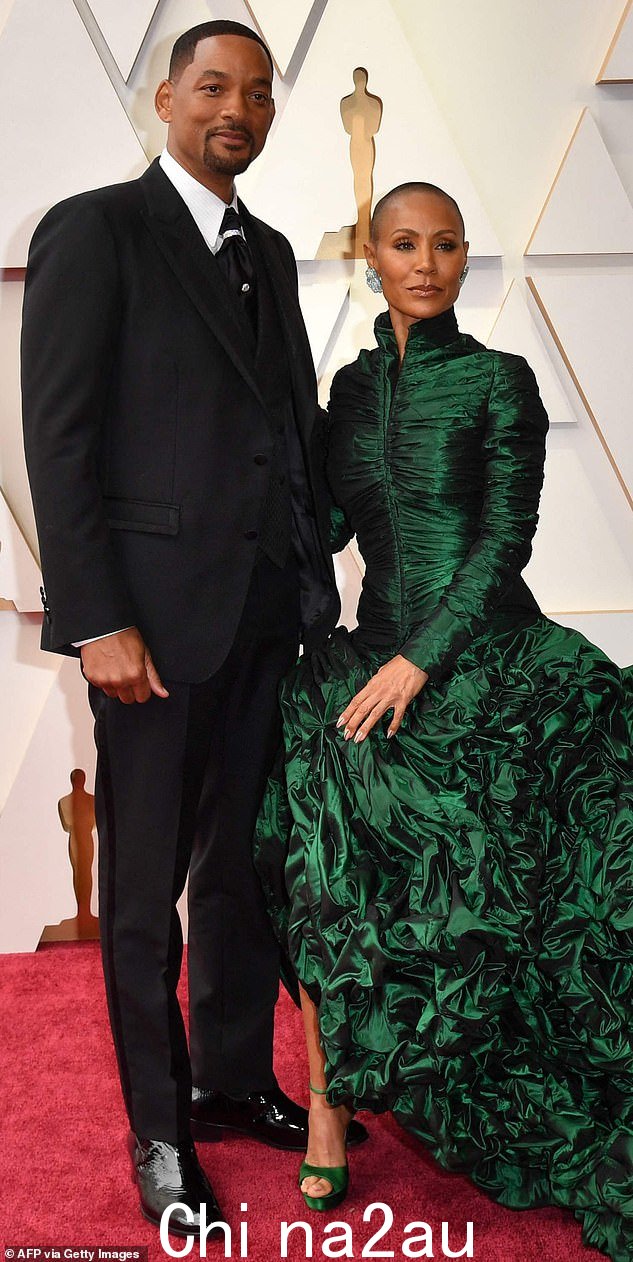 Smith 的妻子 Jada 最近有了自曝患上脱发,已剃光头。 Rock 在他的主持节目中开玩笑说她看起来像“G.I. Jane'