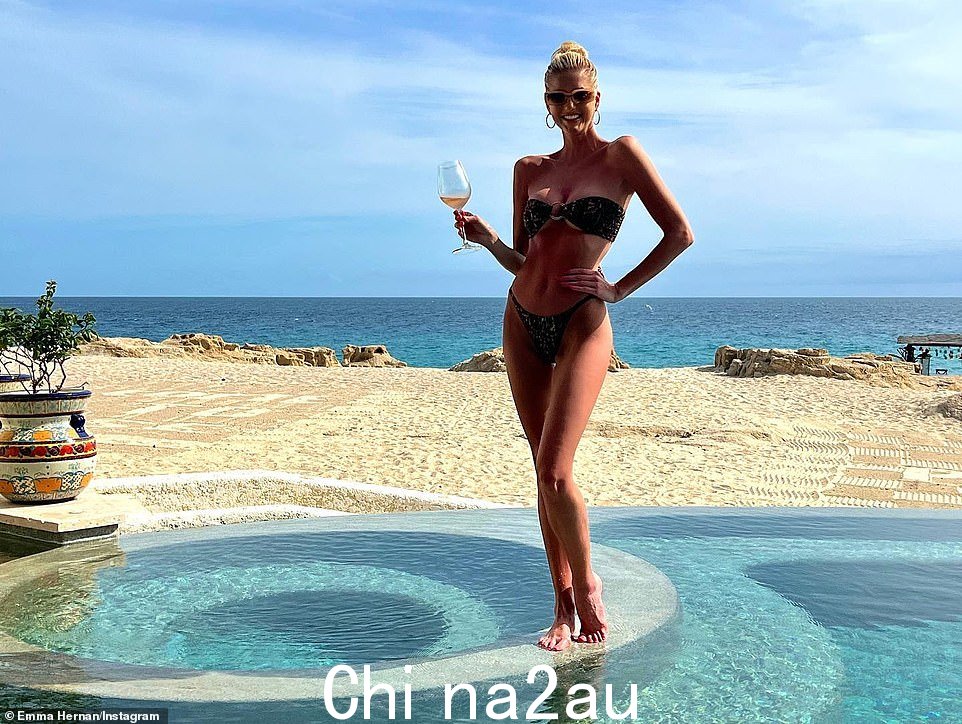 Cabo 的热门话题:这位沐浴美女正在塑造一件无肩带的小豹纹比基尼,胸前有一个金色圆圈