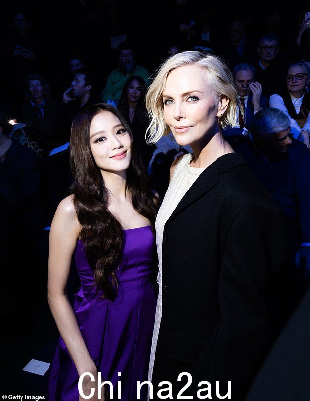 两人的陪伴:Charlize 与 Jisoo 合影