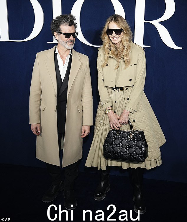 造型:58 岁的 Elle MacPherson 在周二巴黎时装周期间与男友 Doyle Bramhall II 一起抵达 Dior 秀场时展现出时尚的身材
