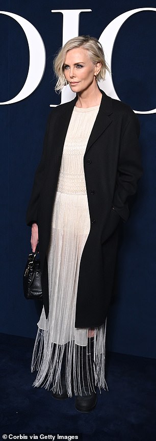 看起来不错:Charlize Theron 眼花缭乱