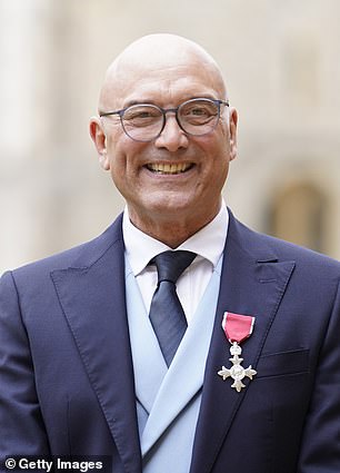 微笑:Gregg 身穿海军蓝西装外套,蓝色双排扣马甲和大衣k 蓝色领带与他的红色 MBE 奖牌形成鲜明对比