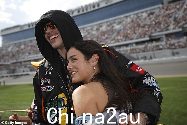 Close: 上周,Pete 在佛罗里达州的 Daytona 500 与 Chase 一起享受了充满爱意的郊游