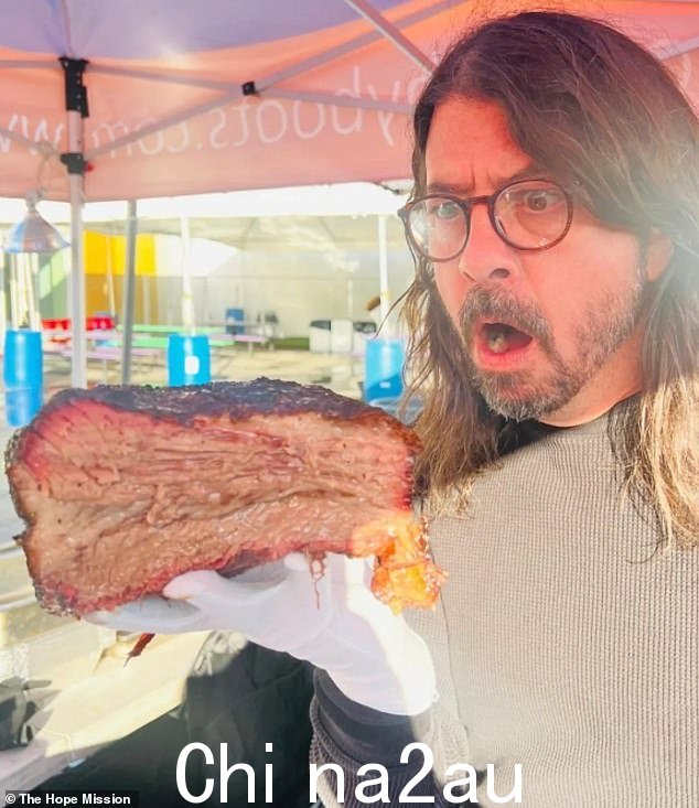 看起来不错!他疯了e 排骨、猪肉、牛腩、卷心菜、凉拌卷心菜和豆类,共花费 16 小时准备食物,然后让肉休息