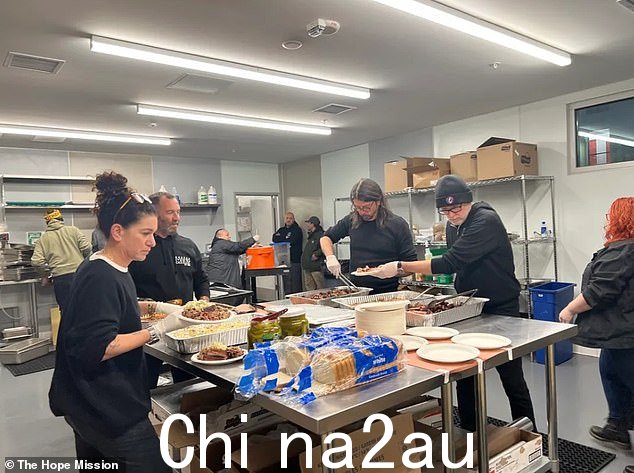 团队:根据 TMZ 的说法,他自己处理了所有费用并赚取了确保菜肴对无家可归的人来说是完美的