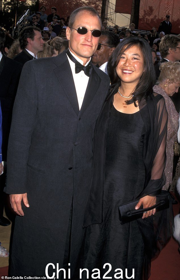Woody Harrelson 的妻子 Laura Louie(1997 年出现)将这位演员从放荡的恶性循环中拯救出来 - 你将自称的“派对动物”转变为忠诚的家庭男人